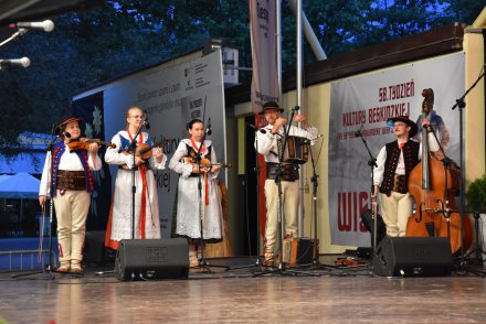Piąty dzień Tygodnia Kultury Beskidzkiej w Wiśle - występy w wiślańskim amfiteatrze - - Zespół Romanka z Sopotni Małej